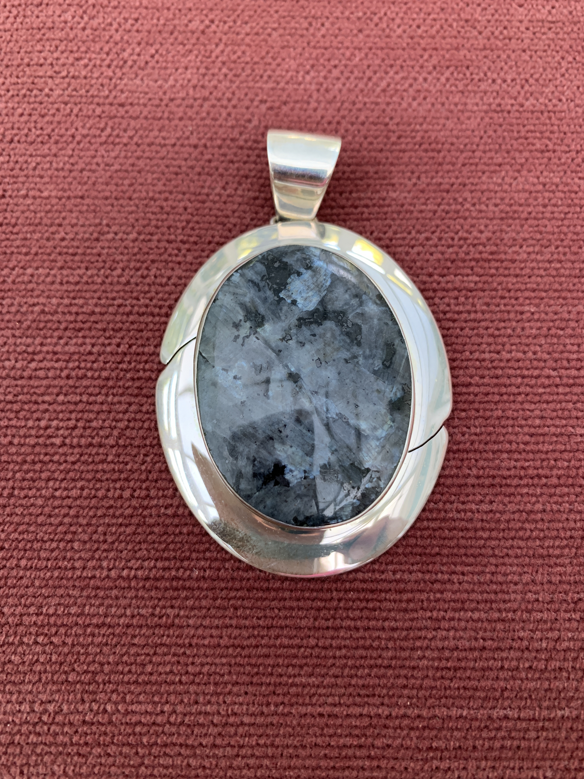 Large Oval Labradorite Cabochon Pendantin Sterling Silver